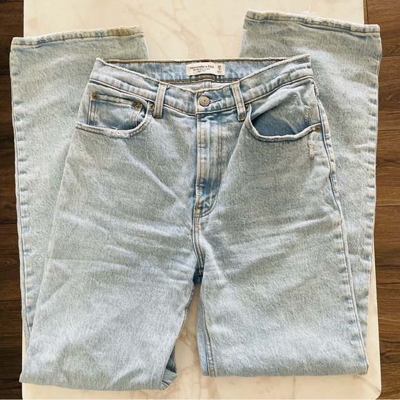 Abercrombie and Fitch ‘90s Relaxed Jean High Rise in Light Wash Distressed Hem - Picture 3 of 6